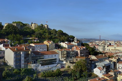 Portugal, Lisbonne, quartier de l'Alfama, panorama sur la ville depuis le Miradouro de Graça, le Castelo Sao Jorge (chateau Saint Georges) et le pont du 25 de Abril sur le Tage en arrière plan