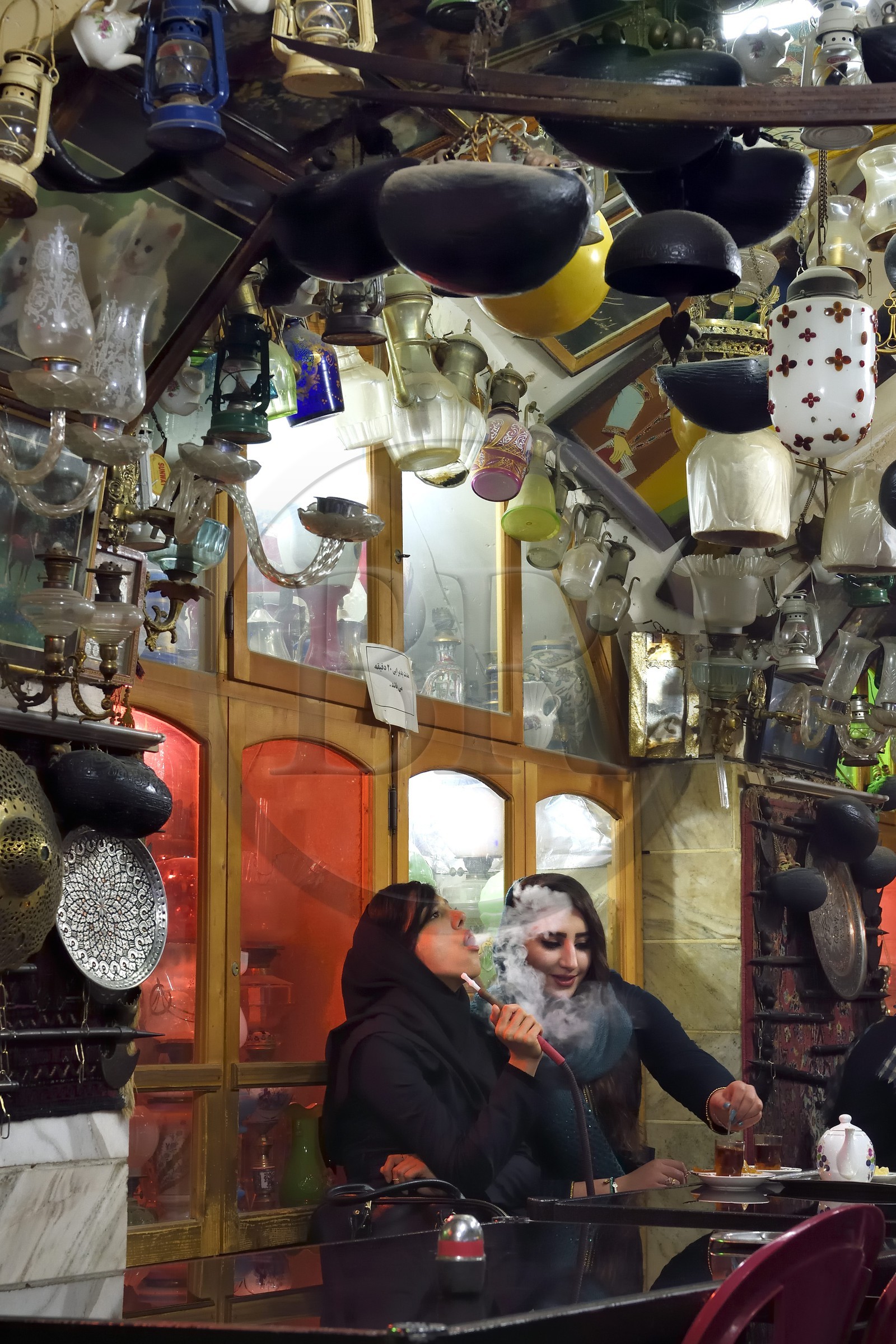 Iran, province d'Ispahan, Ispahan, la maison de thé et restaurant Chai Khaneh Azadegan, femme fumant la pipe à eau