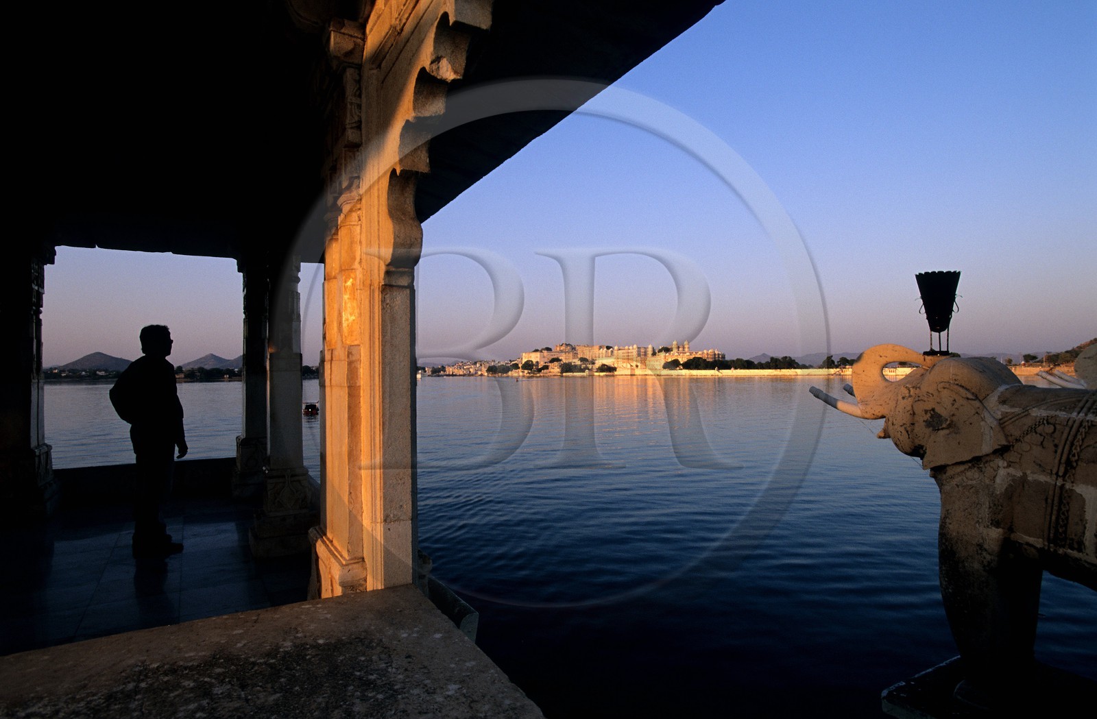 India, Rajasthan State, Udaipur, Lake Pichola, the City Palace seen from Jag Mandir island