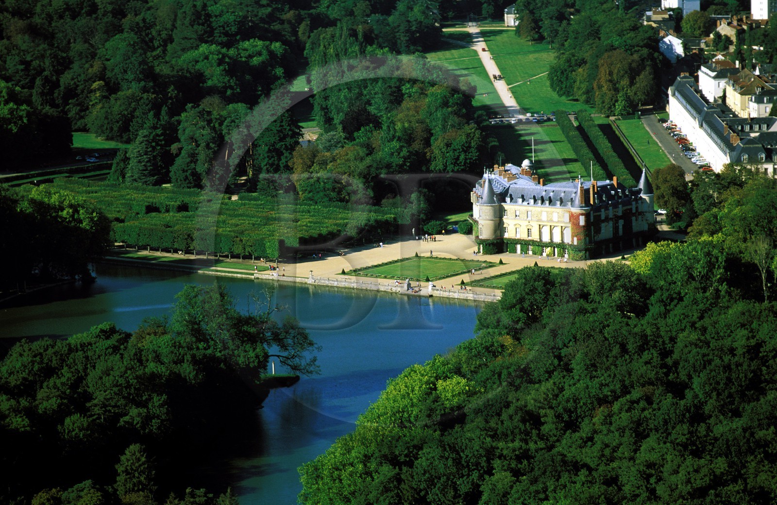 France, Yvelines (78), le château de Rambouillet et son parc (vue aérienne)