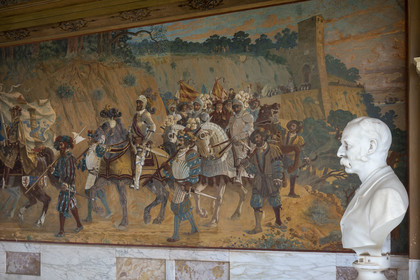 Italie, Ligurie, Province d'Imperia, Vintimille, Jardin botanique Hanbury, Palazzo Orengo, buste de Thomas Hanbury dans la loggia et fresque Le passage de Charles V de Vintimille (1903) de Angelo Vernazza