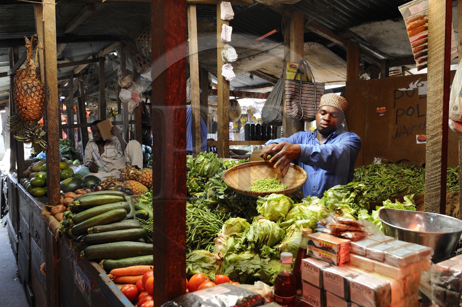Tanzanie, archipel de Zanzibar, île de Unguja (Zanzibar), ville de Zanzibar, quartier Stone Town, classé Patrimoine Mondial de l' UNESCO, le marché de Darajani, étal de légumes