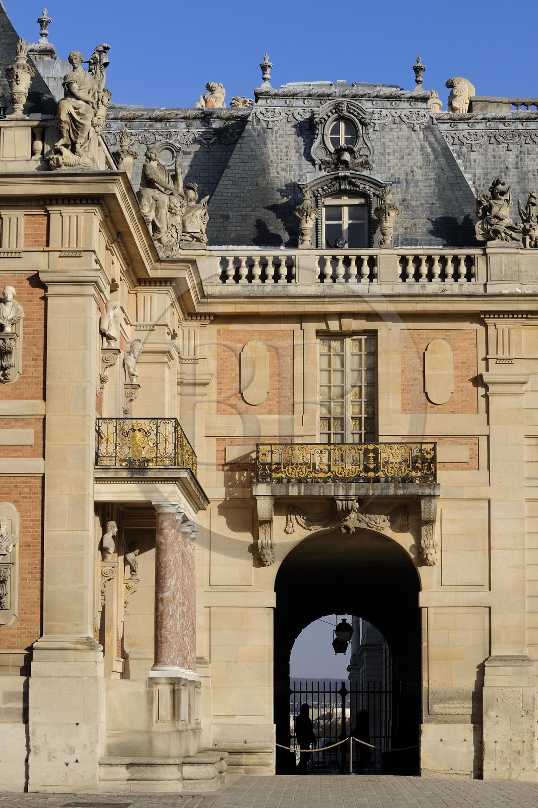 France, Yvelines (78), château de Versailles, classé Patrimoine Mondial de l'UNESCO, façade de la Cour Royale, arcade du Nord