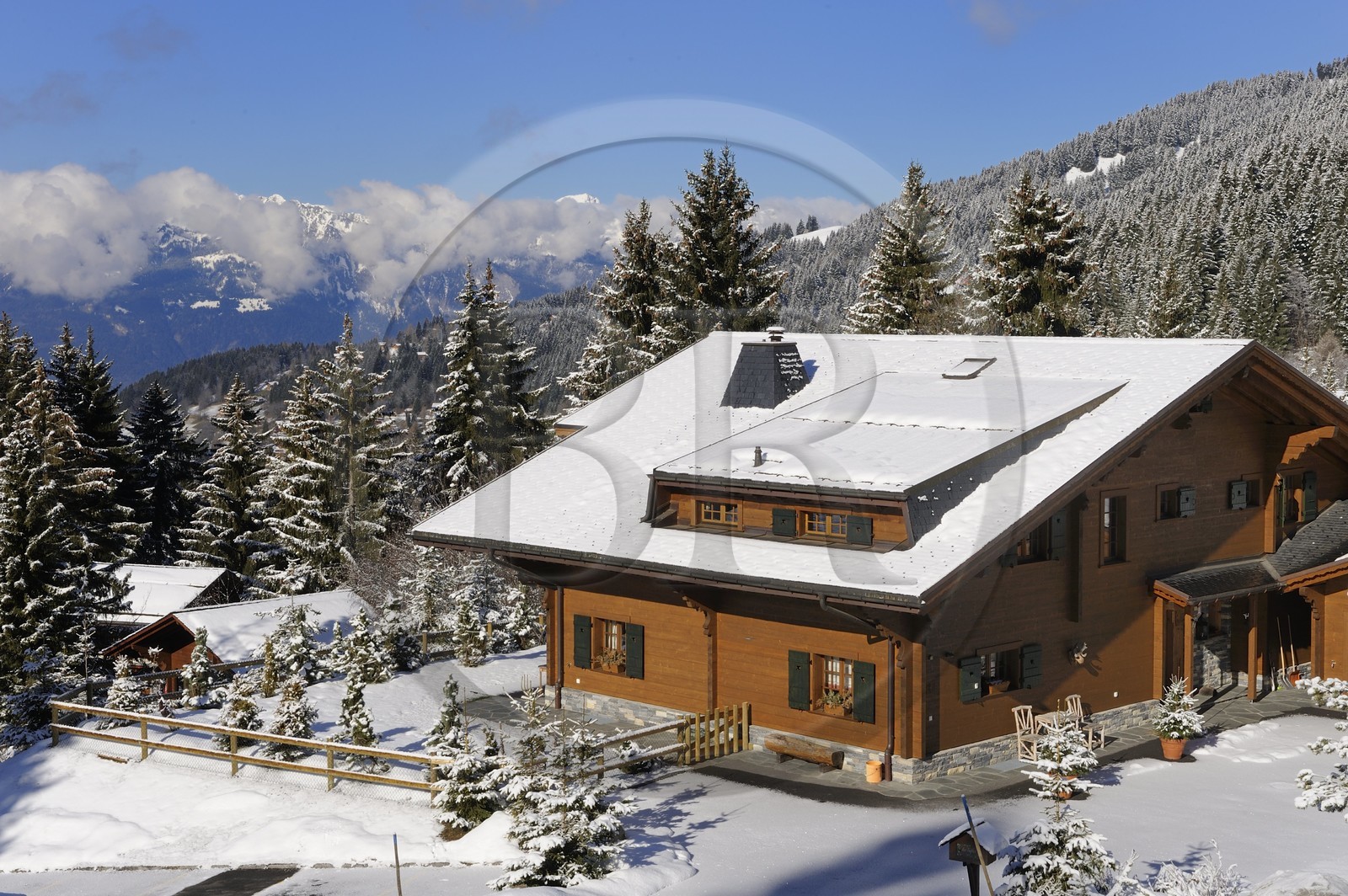 Suisse, Canton de Vaud, Villars sur Ollon, chalet sous la neige