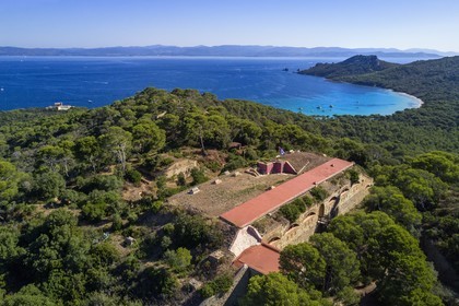 France, Var (83), Iles d'Hyères, parc national de Port Cros, Ile de Porquerolles, le Monastère orthodoxe Sainte-Marie dans l'ancien fort de la Repentance, le Fort de l'Alycastre à gauche puis la Baie de l'Alycastre et le Cap des Mèdes à droite en arrière-plan