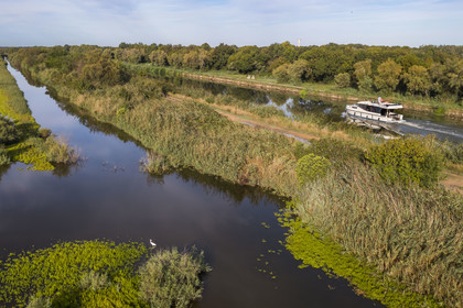 France, Gard (30), la Petite Camargue, navigation d'un bateau de plaisance Le Boat sur le canal du Rhône à Sète entre Gallician et Aigues-Mortes (vue aérienne) France, Gard, the Petite Camargue, navigation of a pleasure boat Le Boat on the Rhone to Sète Canal between Gallician and Aigues-Mortes (aerial view)