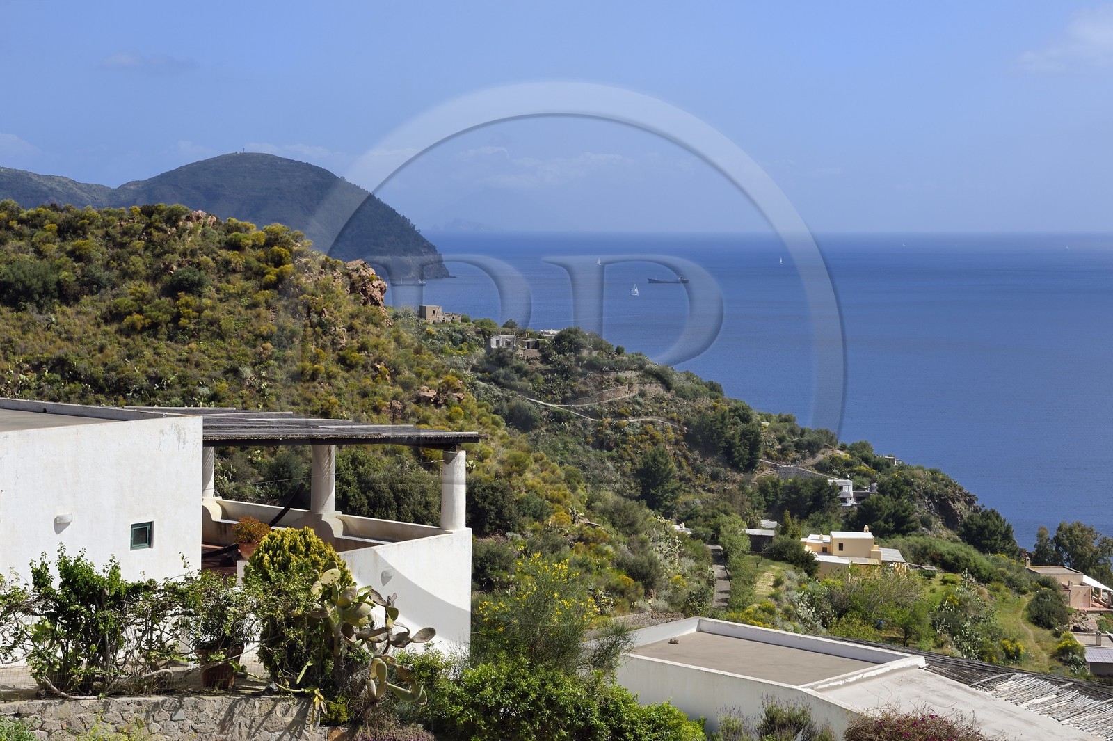 Italie, Sicile, iles Eoliennes, classées Patrimoine Mondial de l'UNESCO, Ile de Lipari, maison traditionnelle sur la cote Sud-Est
