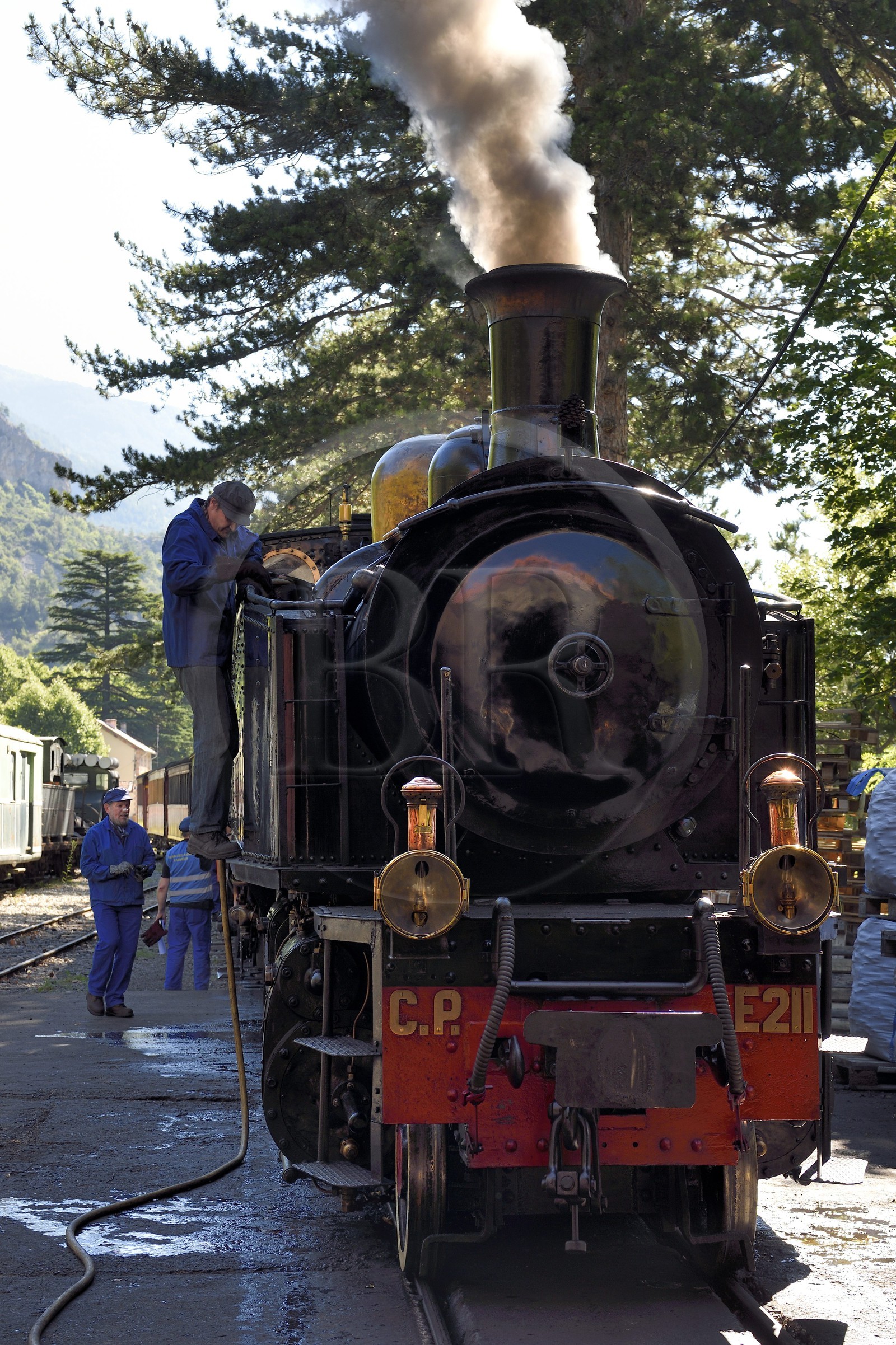 France, Alpes-Maritimes (06), Puget Théniers, le Train des Pignes, le chauffeur et le mécanicien font de l'eau pour la locomotive