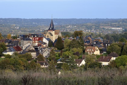 France, Calvados (14), Pays d'Auge, Beaumont-en-Auge et l'église Saint-Sauveur qui domine le village