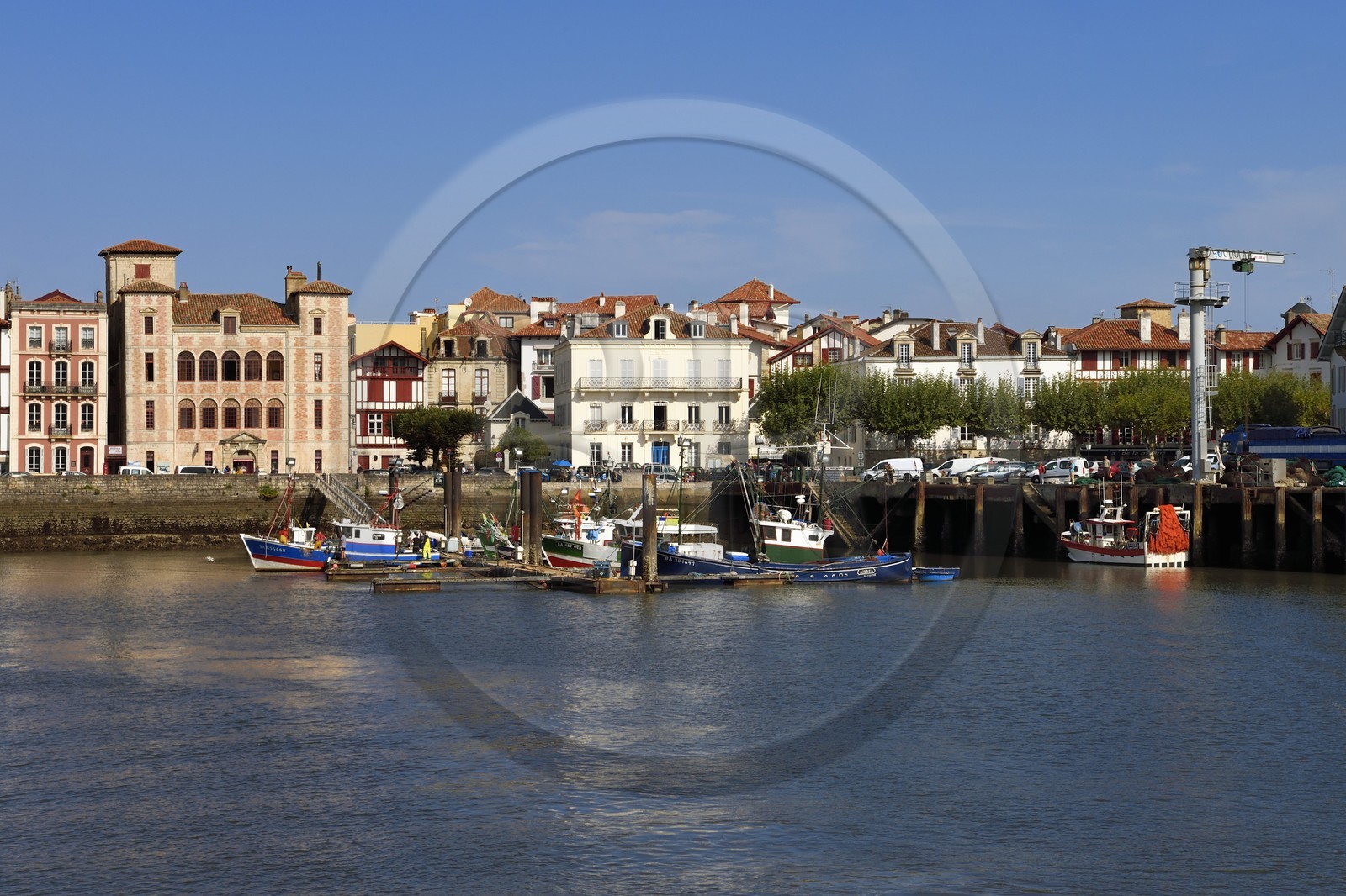 France, Pyrénées-Atlantiques (64), Pays-Basque, Saint-Jean-de-Luz, le port de pêche et la Maison de l'Infante en arrière plan à gauche