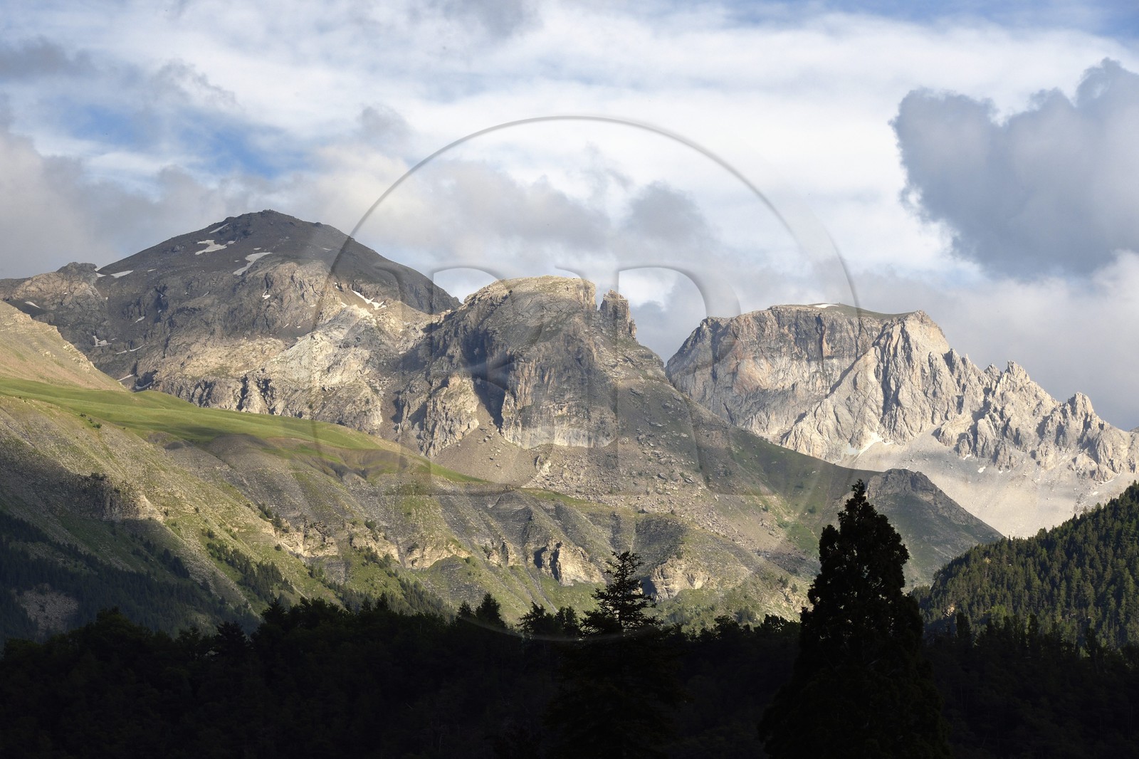 France, Alpes-de-Haute-Provence (04), vallée de l'Ubaye, les montagnes du Parc national du Mercantour, la Tête de Sanguinières et le col de Restefond derrière le hameau de Lans à l'Est de Jausiers