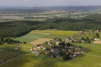 France, Seine-Maritime (76), la Seine et la forêt domaniale du Trait Maulévrier à Sainte-Marguerite-sur-Duclair (vue aérienne)