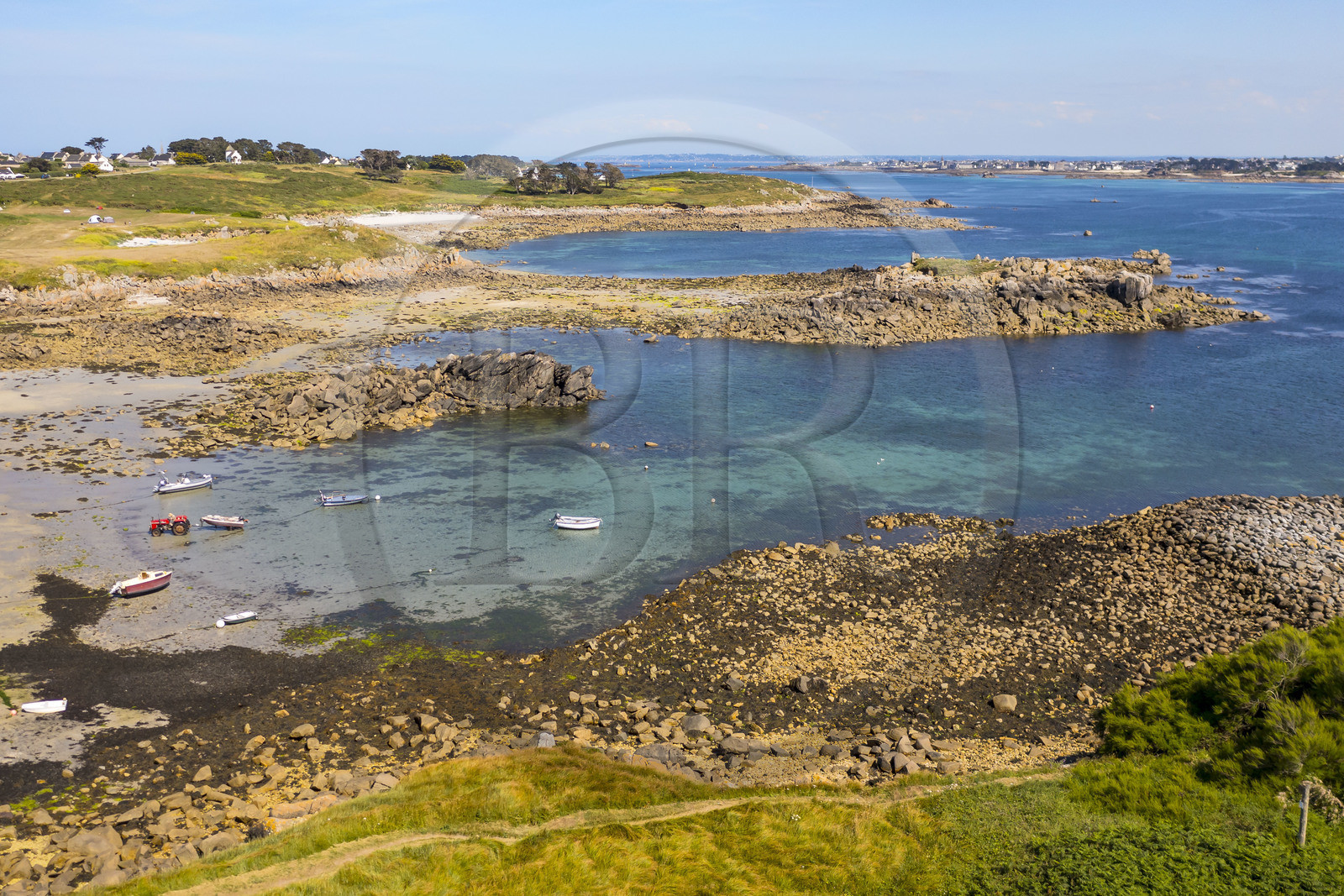 France, Finistère, Ponant Islands, Ile de Batz (Batz Island), Porz Reter beach at low tide (aerial view)