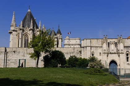 France, Val-de-Marne (94), Vincennes, le château de Vincennes, la Tour des Salves (porte) à droite, le donjon au centre et la Sainte Chapelle à gauche