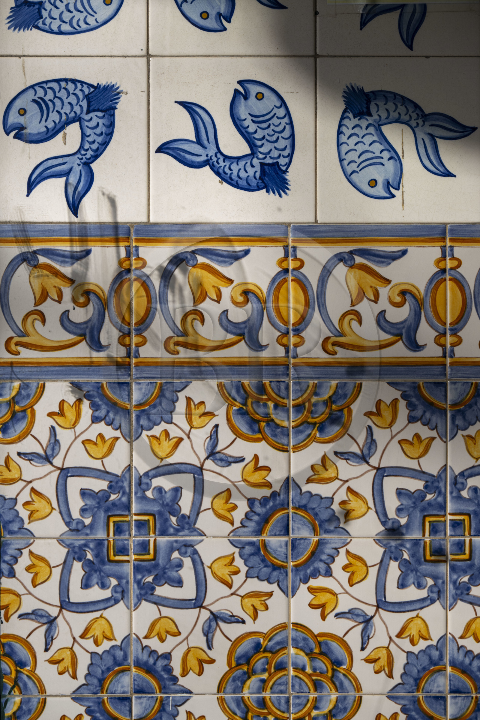 Portugal, Lisbon, Cais do Sodre district, the Mercado da Ribeira (Time Out Market Lisboa), azulejos in a cafe