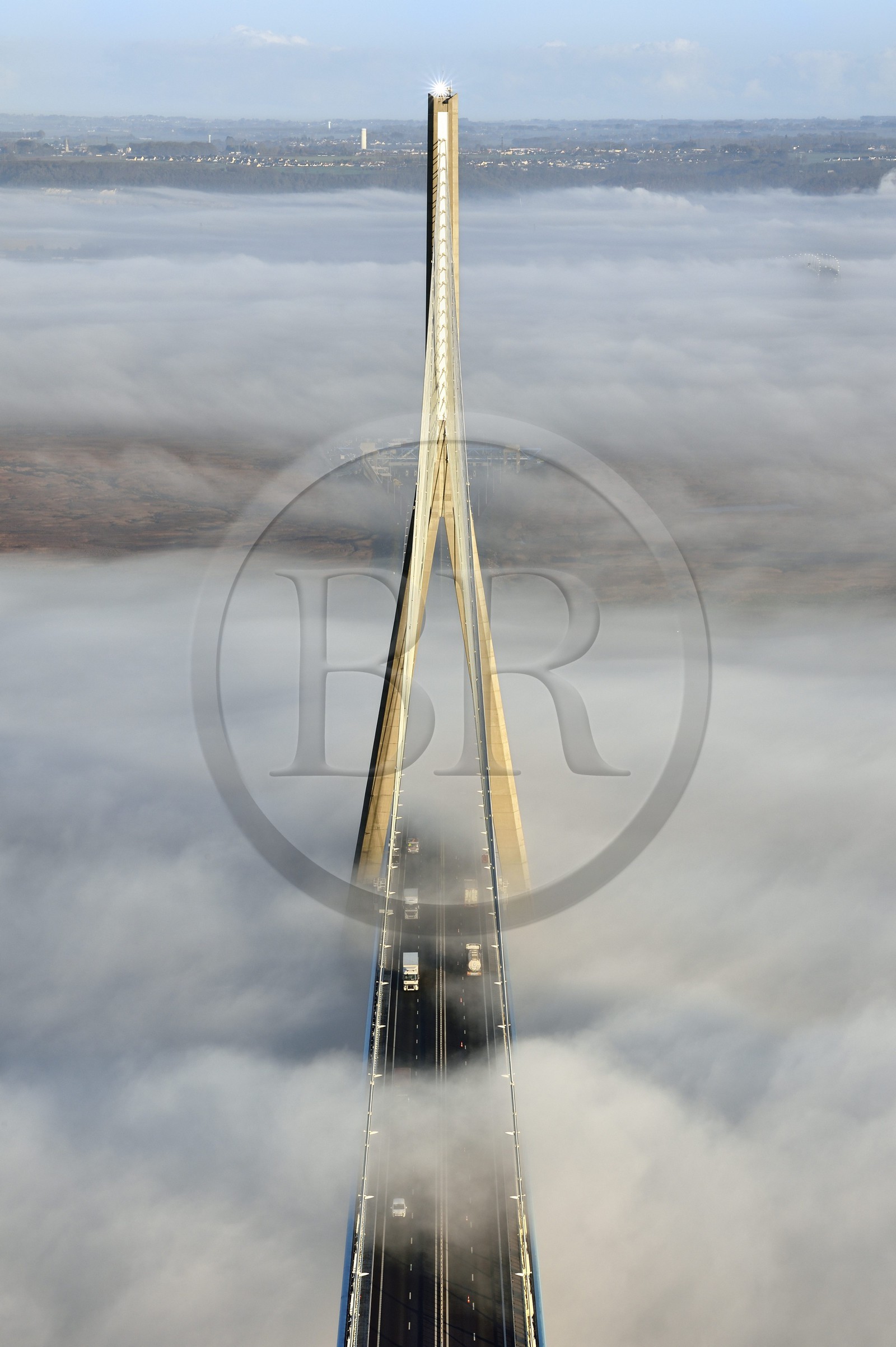 France, entre Calvados (14) et Seine-Maritime (76), le Pont de Normandie qui émerge des brumes matinales de l'automne et enjambe la Seine, vue depuis le sommet du pylone sud