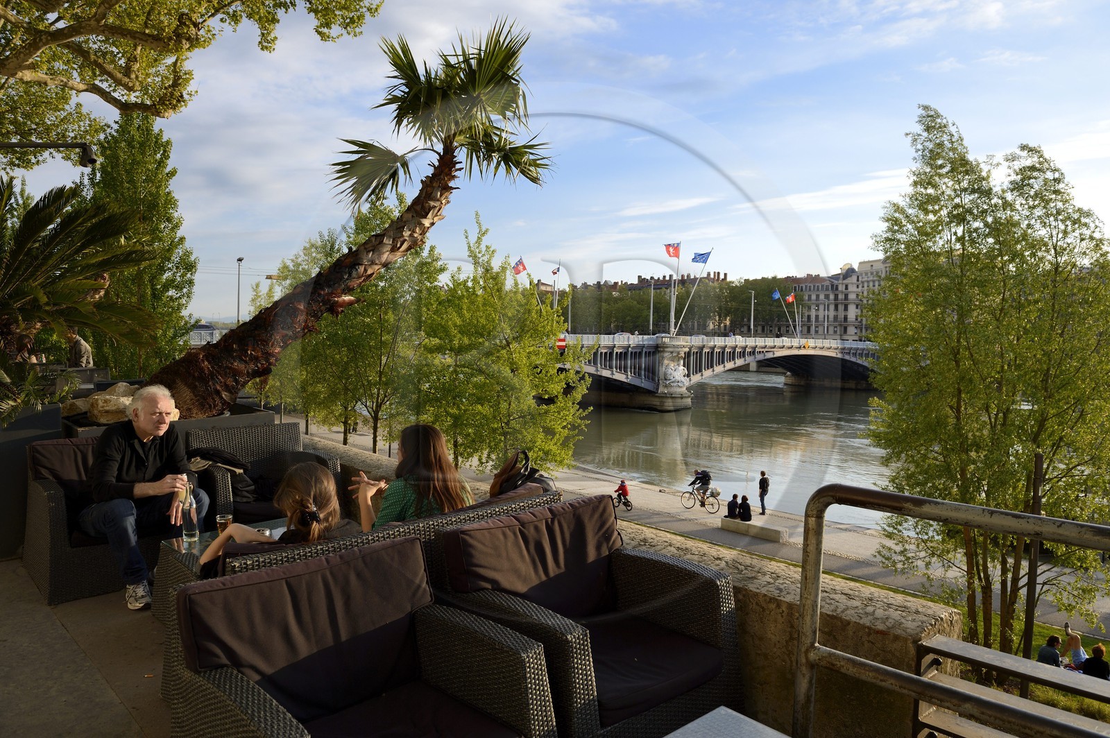 France, Rhône (69), Lyon, les berges du Rhône, terrasse de Café quai Général Sarrail, pont Lafayette