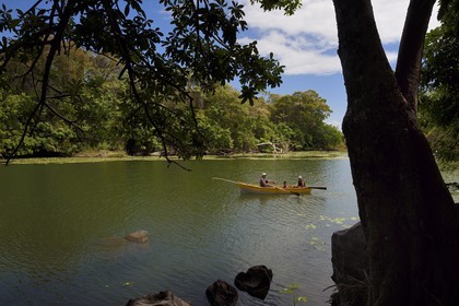 Nicaragua, Lac Nicaragua, Las Isletas de Granada, isla Zopango, famille dans une barque