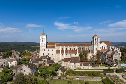 France, Yonne (89), parc naturel régional du Morvan, Vézelay, classé au Patrimoine Mondial de l'UNESCO, labellisé Les Plus Beaux Villages de France, point de départ de l'une des principales voies de pèlerinage de Saint-Jacques-de-Compostelle, la basilique Sainte-Marie-Madeleine (vue aérienne)