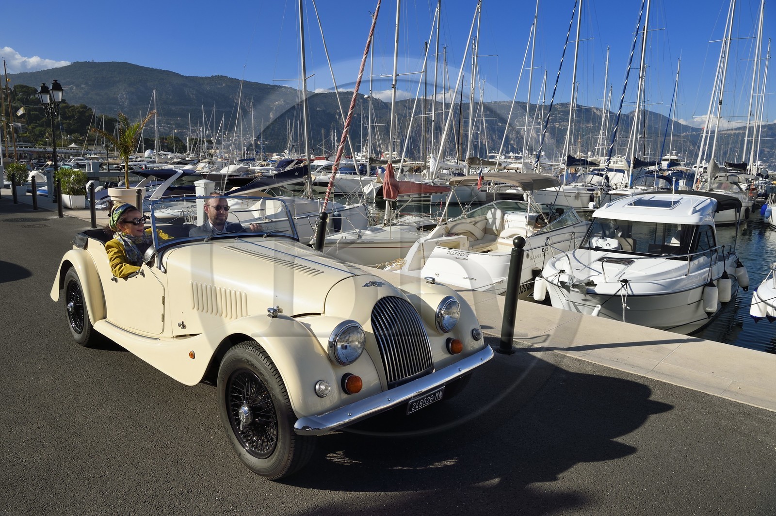 France, Alpes Maritimes (06), port de Saint-Jean-Cap-Ferrat, découverte de la côte dans une voiture vintage Morgan Roadster 4 4