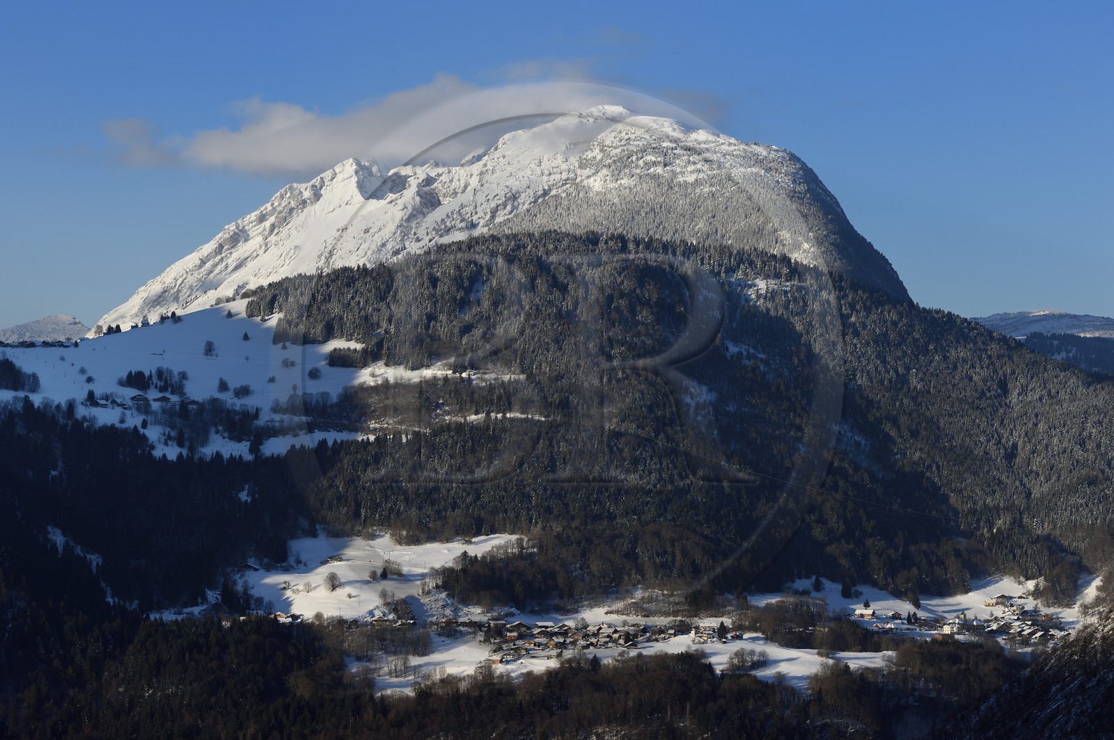 France, Haute-Savoie (74), Nancy-sur-Cluses dans la Chaine de montagne des Aravis