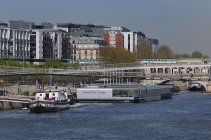 France, Paris (75), rives de la Seine, la piscine Joséphine Baker sur le quai François Mauriac