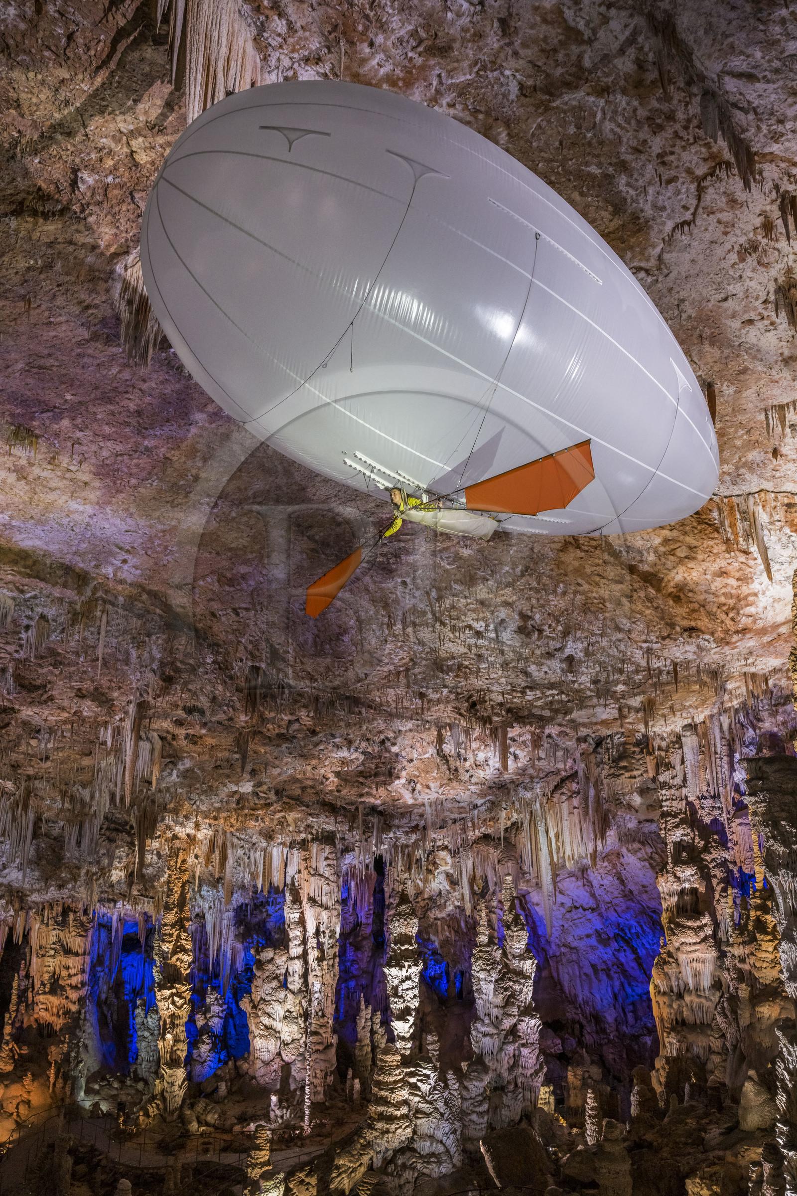 France, Gard (30), Méjannes-le-Clap, grotte de La Salamandre, découverte de la grotte en Aéroplume®, un ballon dirigeable individuel gonflé à l'hélium qui permet de s'envoler en battant des ailes