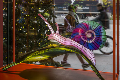 France, Paris (75), le grand magasin de La Samaritaine pendant les fêtes de Noël, réalisations de Thoiry Lumières Sauvages dans les vitrines de la facade