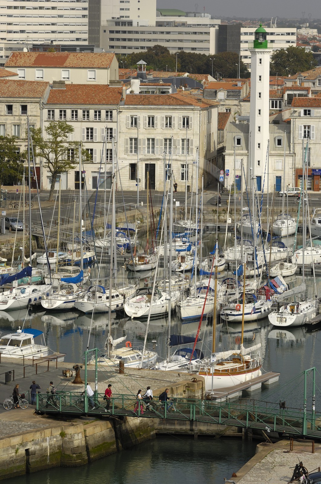 France, Charente-Maritime (17), La Rochelle, le Vieux Port, passerelle du bassin à flot