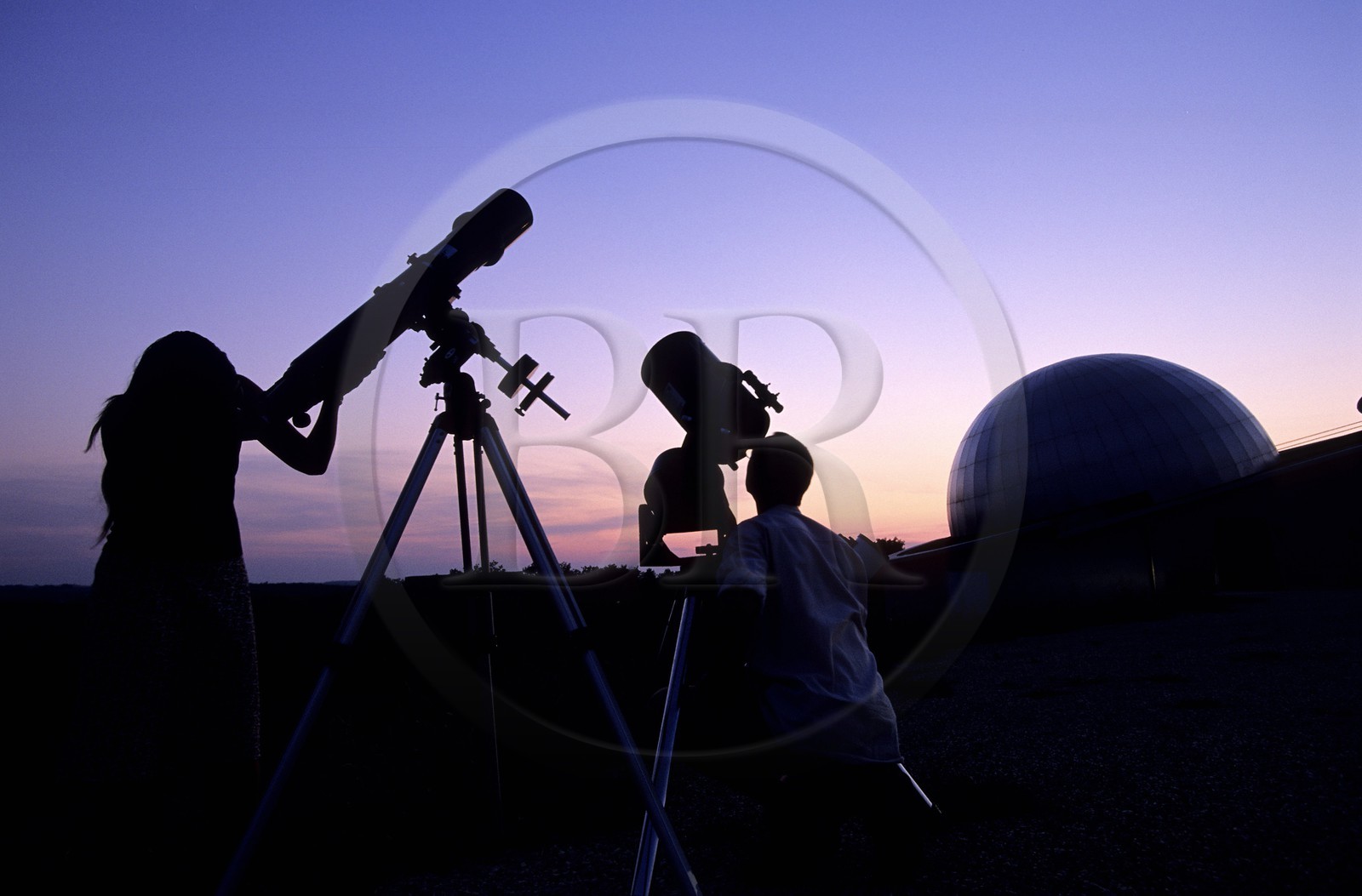 France, Gers (32), Fleurance, le hameau des étoiles, observation de la voûte céleste à la lunette devant le dôme