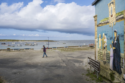 France, Finistère (29), Mer d'Iroise, Ile de Molène, le port, l'abri de l’ancien canot de sauvetage à rames Amiral Roussin de 1894 à 1950 recouvert de fresques peintes par Laurent Mordelet qui retracent la vie et l'histoire de l'île