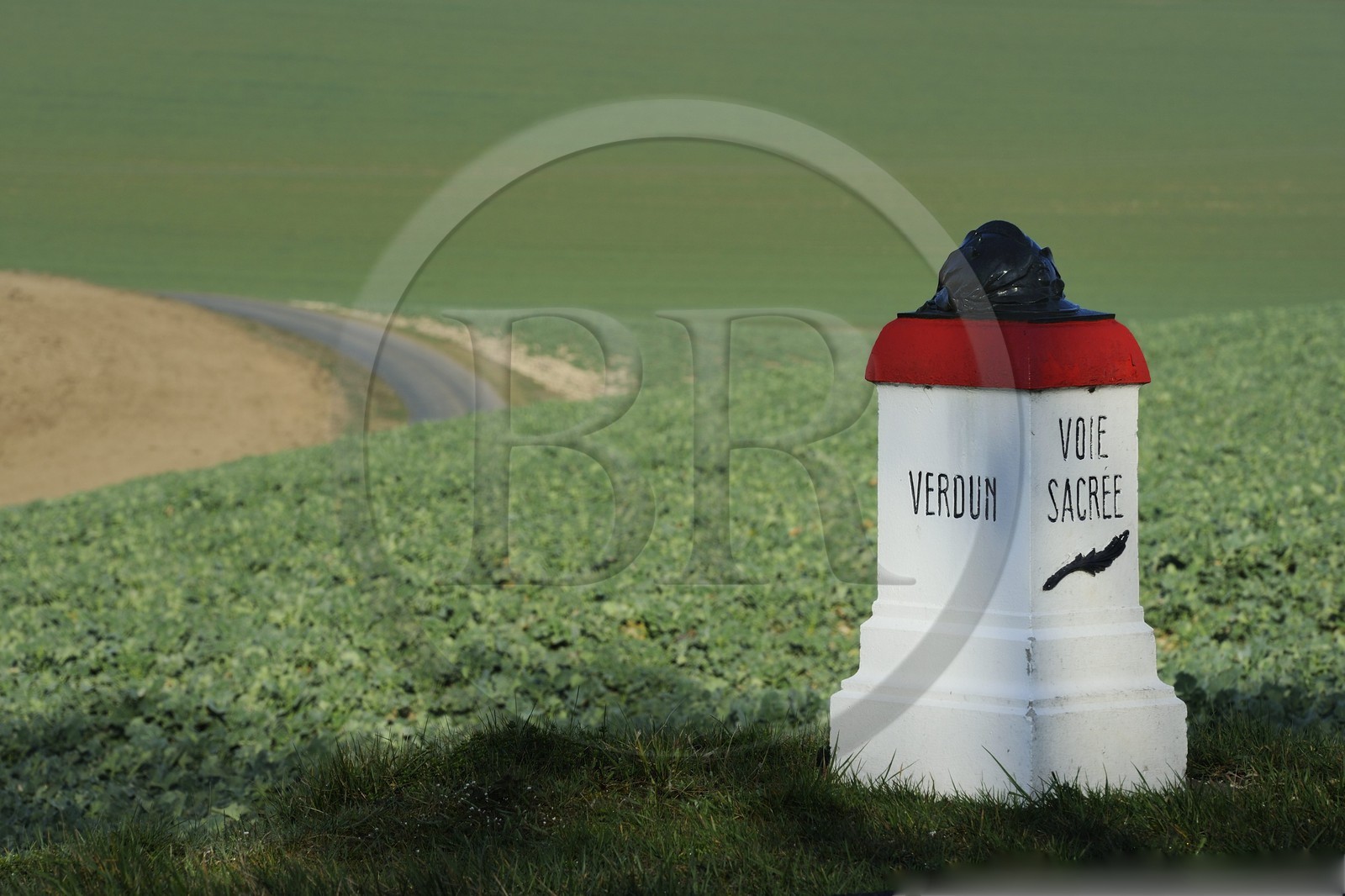 France, Meuse (55), région de Verdun, borne kilométrique de la Voie Sacrée sur la route entre Verdun et Bar le Duc
