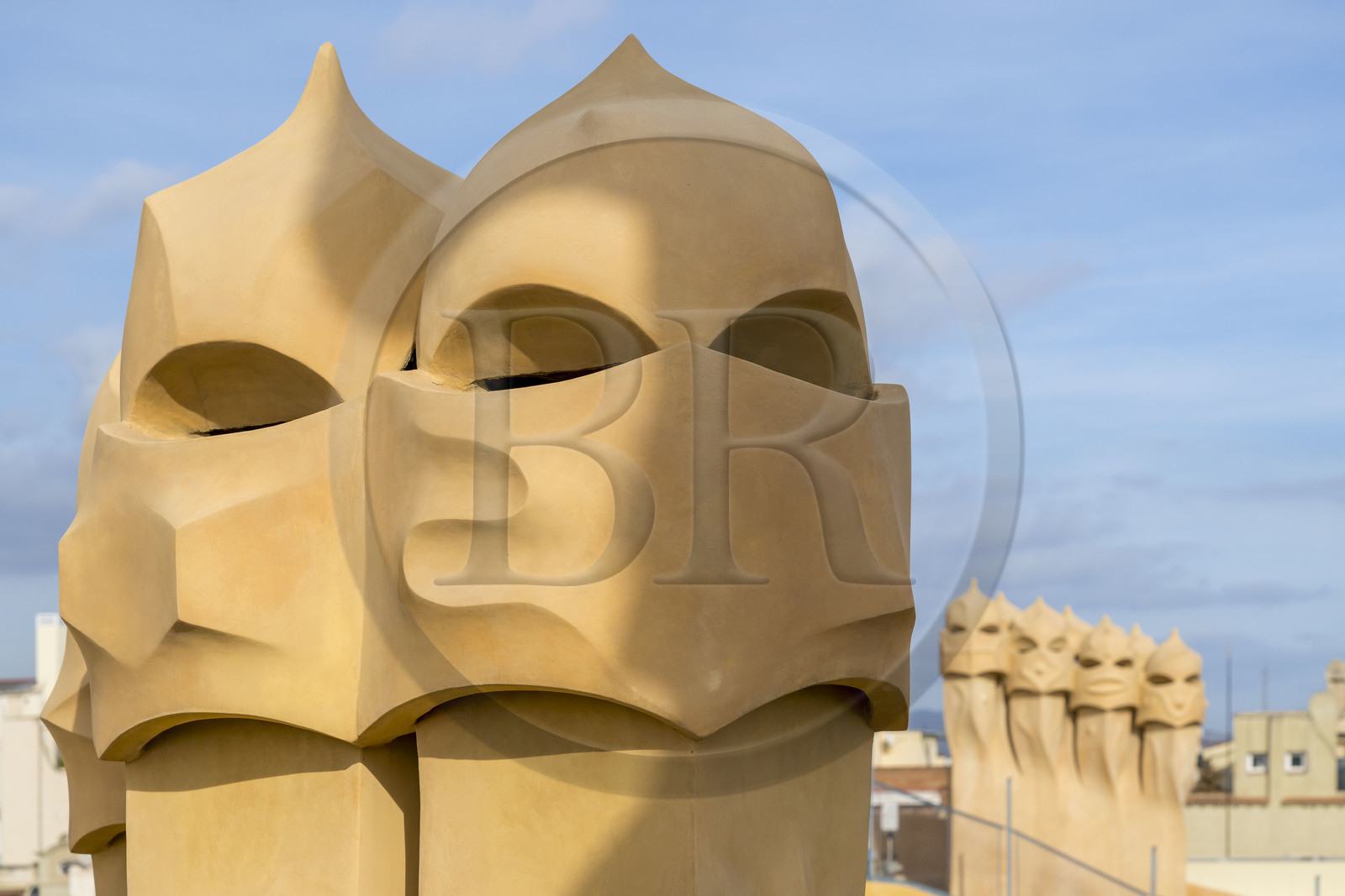 Espagne, Catalogne, Barcelone, quartier de l'Eixample, Passeig de Gracia, Pedrera ou Casa Mila (1905-1910) de l'architecte du modernisme catalan Antoni Gaudi, site classé au Patrimoine Mondial de l'UNESCO, cheminées et tours d'aération sur le toit terrasse de l'immeuble
