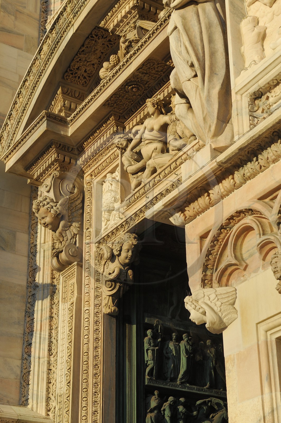 Italie, Lombardie, Milan, le Duomo dans le centre historique, cathédrale de style gothique flamboyant, portail de gauche