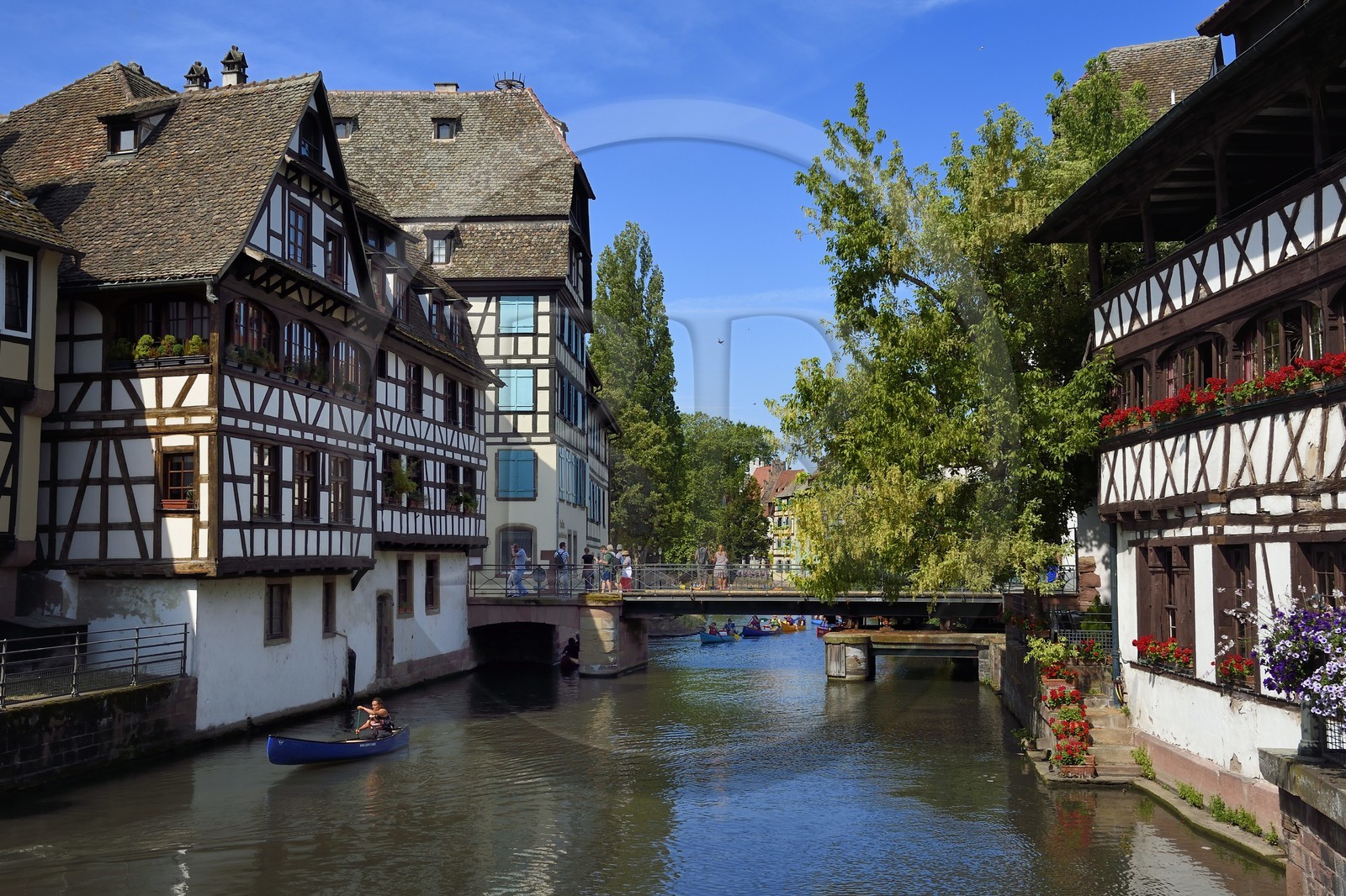 France, Bas-Rhin (67), Strasbourg, vieille ville classée au Patrimoine Mondial de l'UNESCO, quartier de la Petite France, le pont du Faisan sur un bras de l'Ill et la Maison des Tanneurs de 1572 (restaurant) à droite