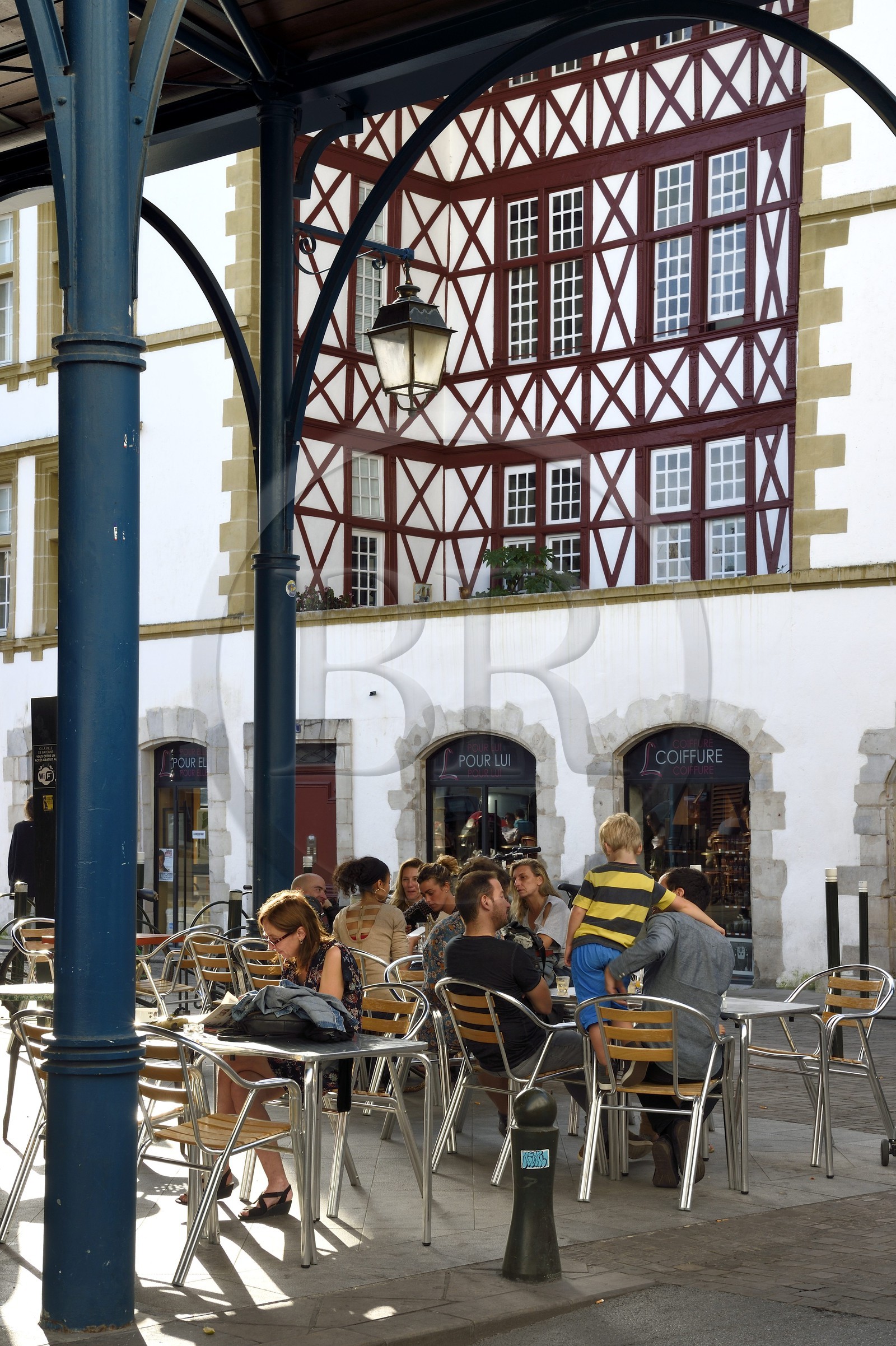 France, Pyrénées-Atlantiques (64), Pays-Basque, Bayonne, le Bistrot des Halles Chez Pantxo, et la façade à colombages de la maison Moulis rue Port de Bertaco en arrière plan