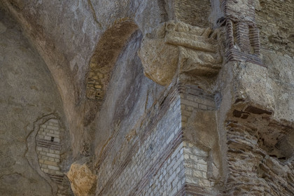 France, Paris (75), Musée de Cluny - Musée national du Moyen-Age, détail du mur en briques et pierres alternées du Frigidarium des thermes de Cluny,  corbeaux à la base des arches de la voûte