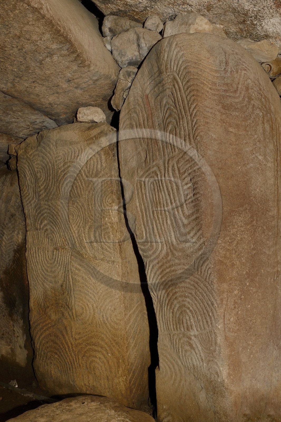 France, Morbihan (56), Golfe du Morbihan, galerie couverte entièrement gravée du Cairn de Gavrinis 3500 avant JC