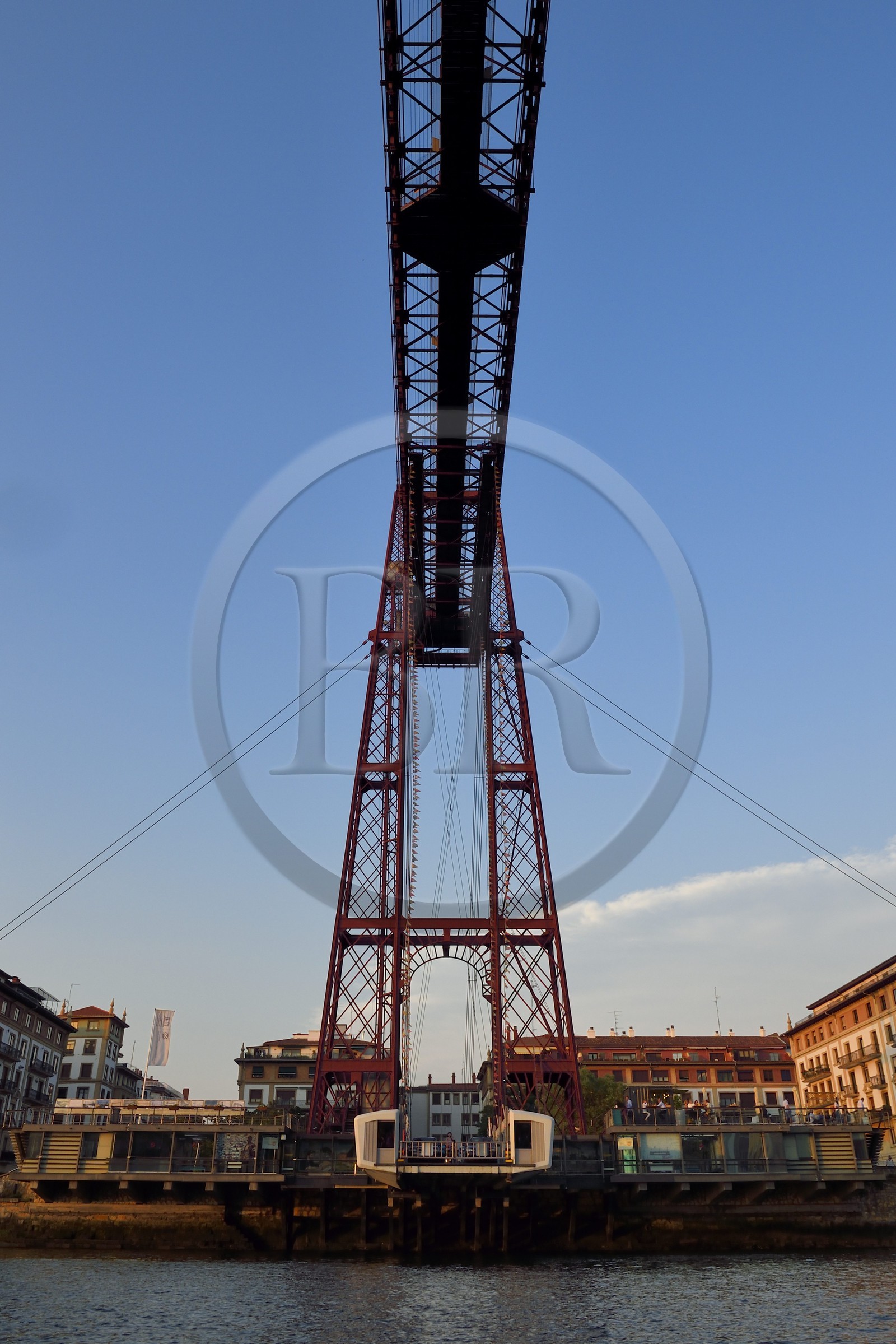 Espagne, Pays basque espagnol, Biscaye, Bilbao, pont de Biscaye (Puente de Vizcaya ou Puente Colgante) sur le fleuve Nervion, reliant les deux villes de Portugalete et Getxo, toujours en service, ce pont transbordeur construit de 1888 à 1893 est le premier construit et aussi le plus grand du monde, classé Patrimoine Mondial de l'UNESCO