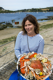 France, Finistère (29), Pays des Abers,  Lannilis, viviers et parc à huitres Prat-Ar-Coum, entreprise ostréicole de la famille d’Yvon Madec sur l'Aber Benoit, Caroline Madec propose un plateau de fruits de mer
