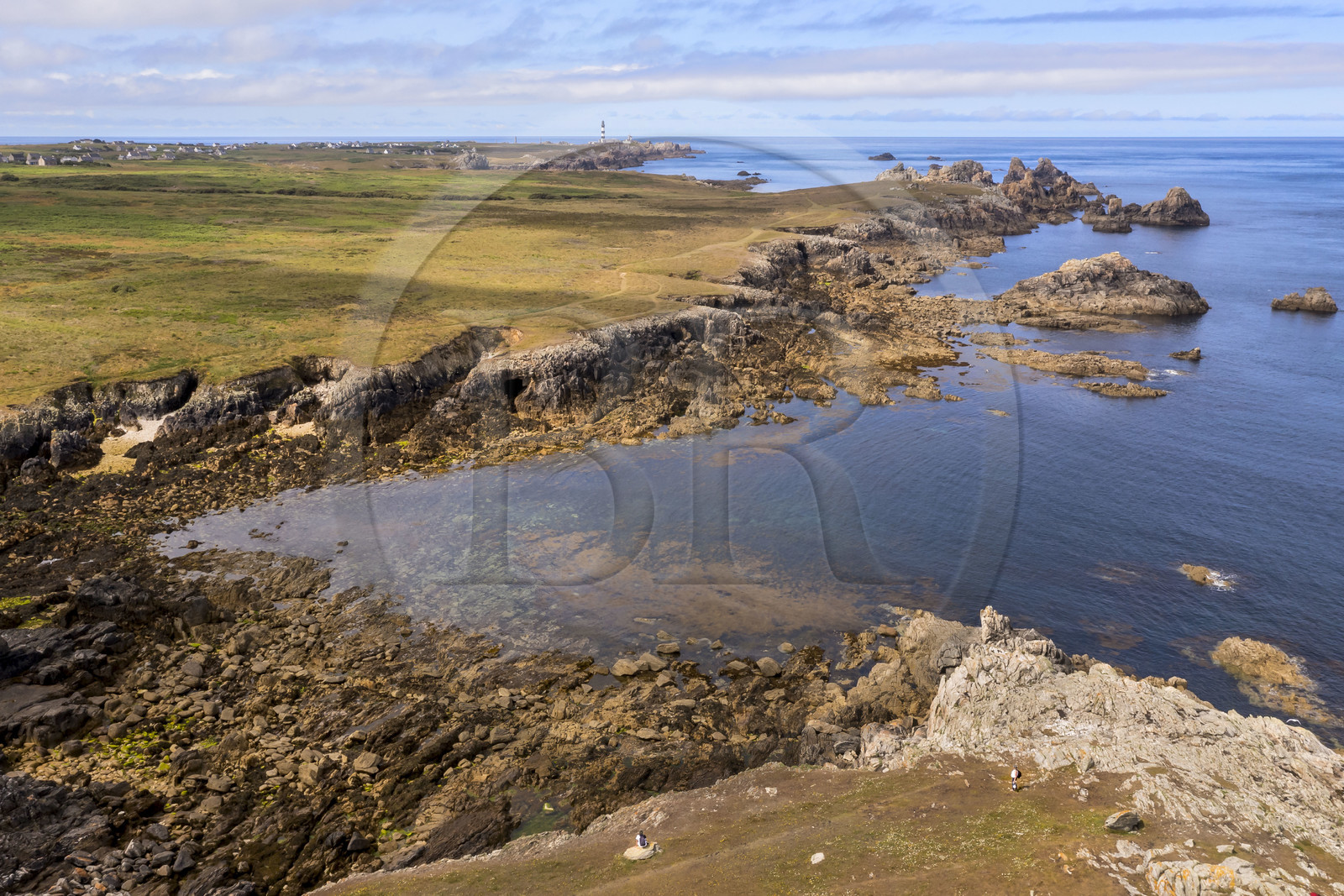 France, Finistère (29), Mer d'Iroise, Ile d'Ouessant, la cote dechiquetée et les rochers de la cote Nord, le phare du Créac'h en arrière plan (vue aérienne)
