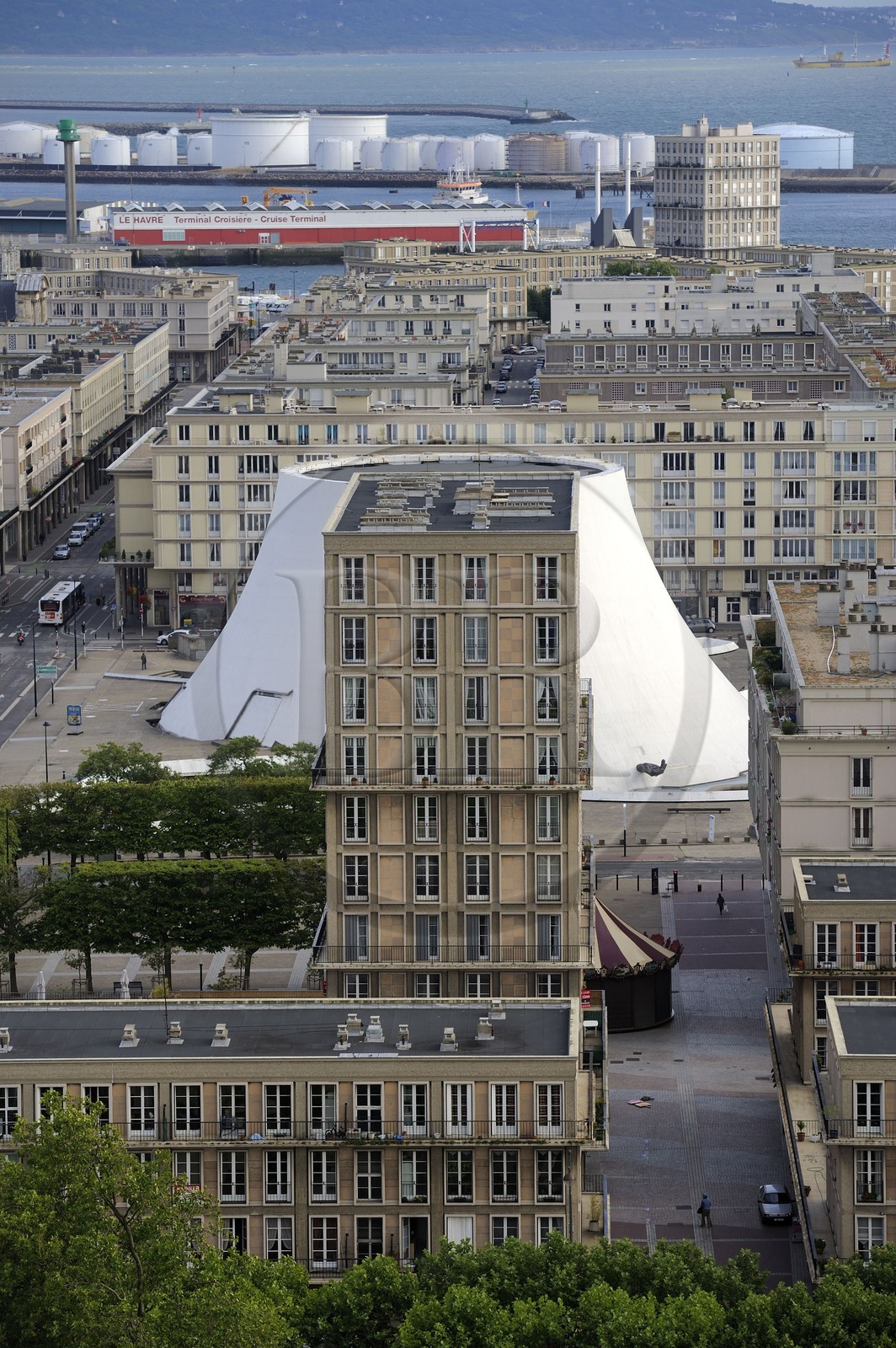 France, Seine-Maritime (76), Le Havre, Centre-ville reconstruit du Havre par Auguste Perret classé Patrimoine Mondial de l'UNESCO, immeubles Perret devant le Volcan réalisé par Oscar Niemeyer et première maison de la culture crée en France