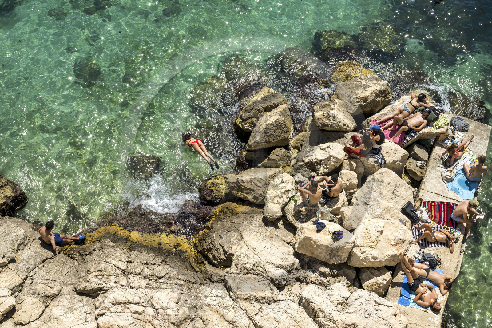 France, Bouches-du-Rhône (13), Marseille, quartier d'Endoume, plage de rochers dans l'anse de la Fausse-monnaie