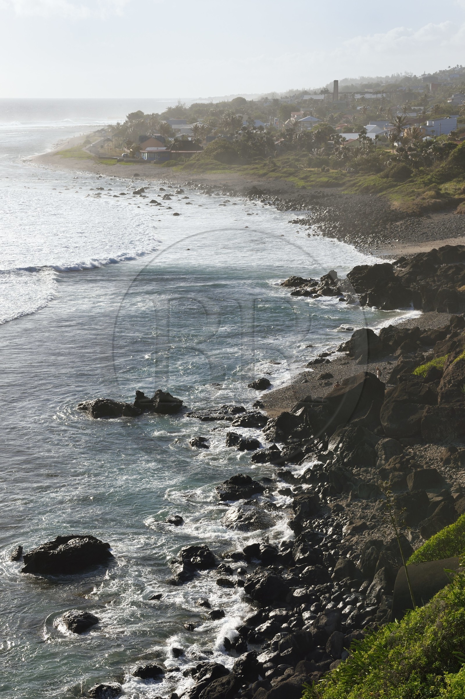 France, Ile de la Reunion, Petite-Ile sur la côte sud, plage et rochers de Grand-Bois, la cheminée de l'ancienne usine sucrière en arrière plan