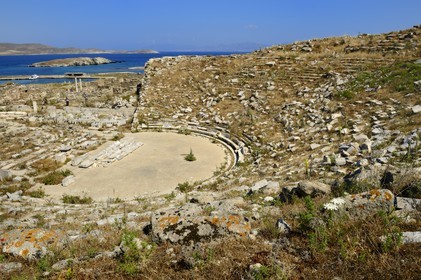 Grèce, île de Delos, classée Patrimoine Mondial de l'UNESCO, site archéologique de Délos, sanctuaire d'Apollon, la plus grande cité antique de la mer Egée, le théatre et le quartier du théatre