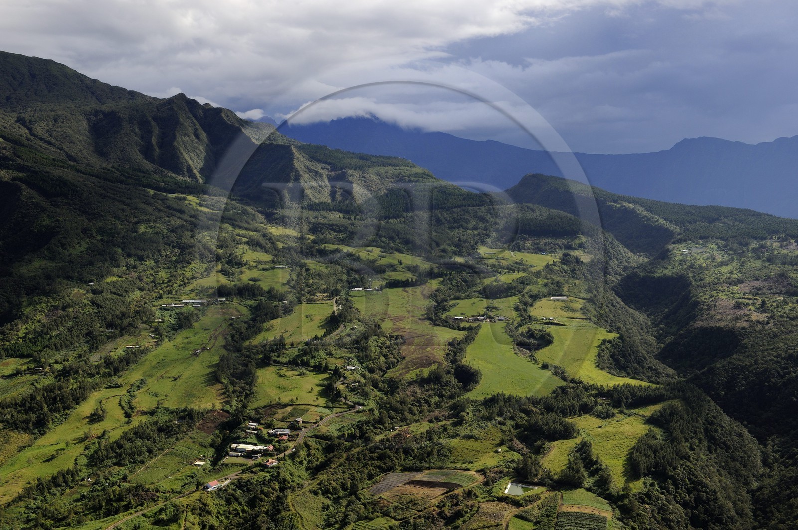 France, Ile de la Reunion, la foret domaniale des Makes en bordure du cirque de Cilaos (vue aérienne)
