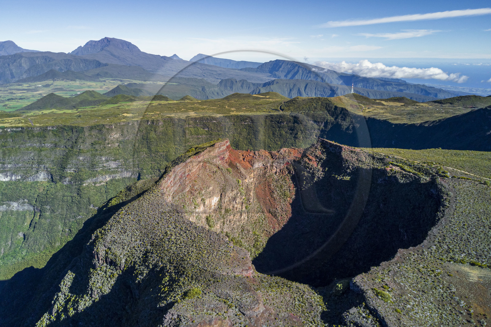 France, Ile de la Reunion, Parc National de la Réunion classé Patrimoine Mondial de l'UNESCO, le Cratère Commerson sur les flans du volcan Piton de la Fournaise et l'ancien volcan du Piton des Neiges en arrière plan (vue aérienne)