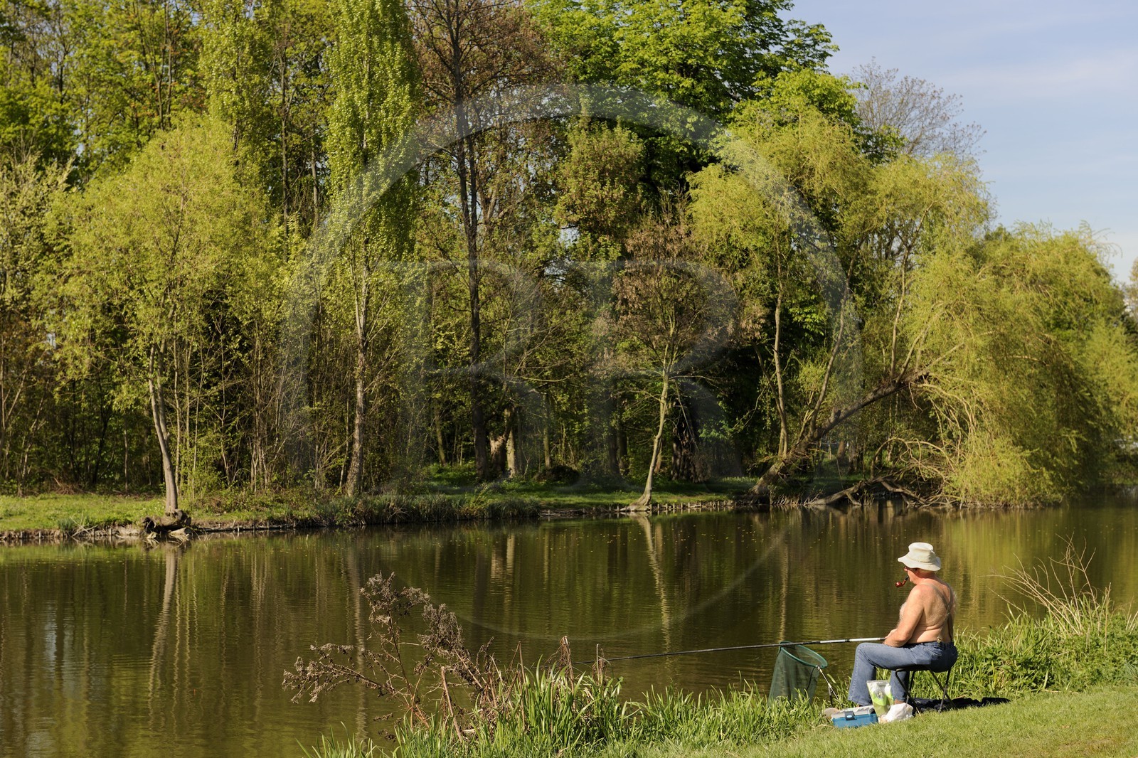 France, Paris (75), Bois de Boulogne, pecheur au bord de l'Etang de Longchamp