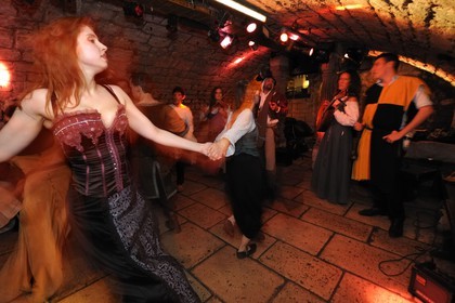France, Paris (75), les caves Saint-Sabin, taverne médievale, La Carite de Guingamor, groupe de musique médiévale et Renaissance à danser