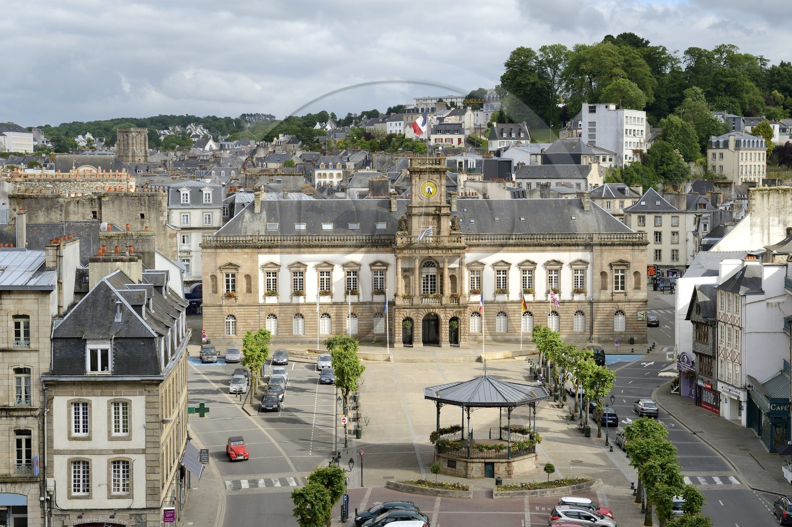France, Finistère (29), Morlaix, l'hotel de ville sur la place des Otages et le Kiosque de 1903